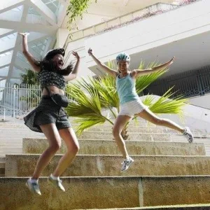 Food lovers enjoying Tour de Foodie in Honolulu