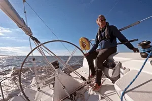 Bareboat cruising lesson with sailors managing boat independently
